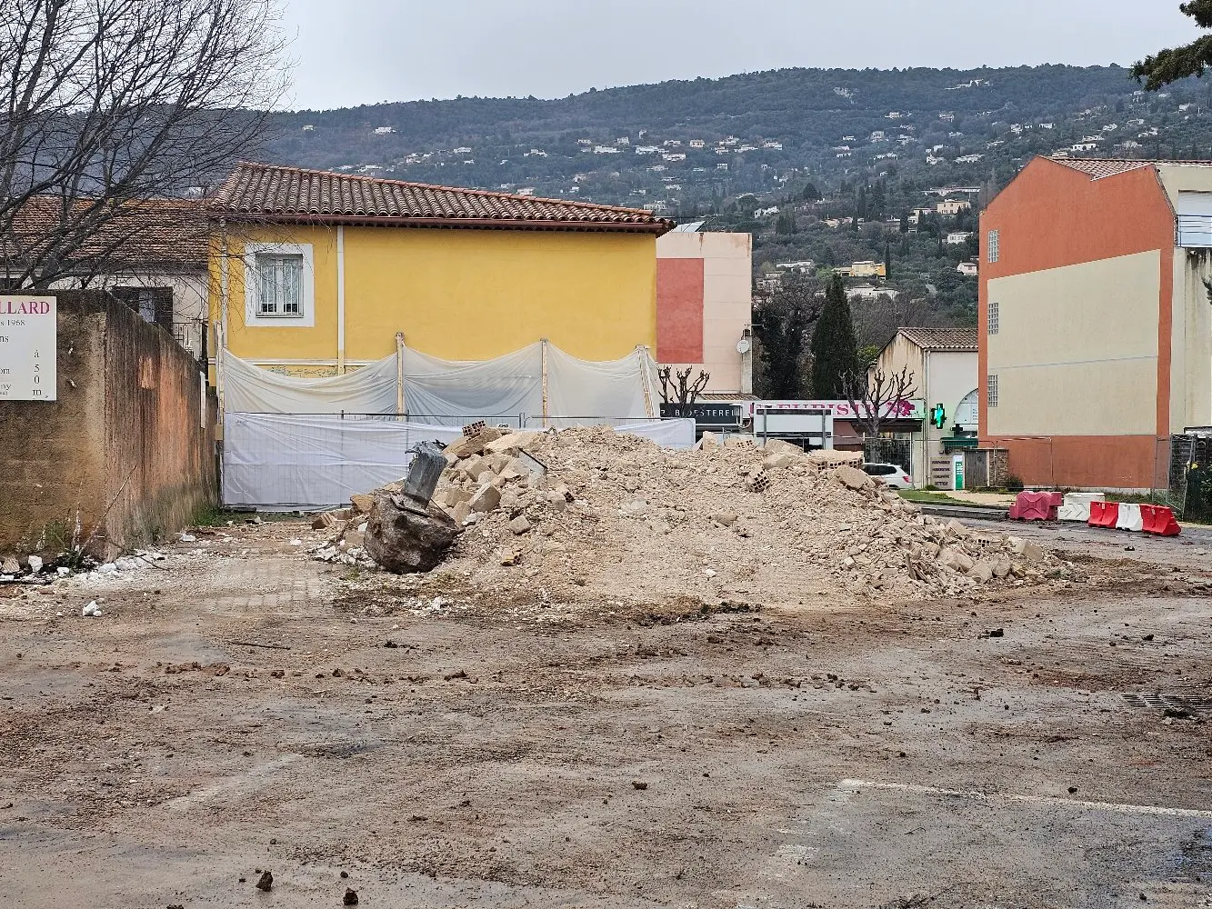 Chantier de démolition avec gravats et débris de villa, environnement urbain habité, travaux en cours