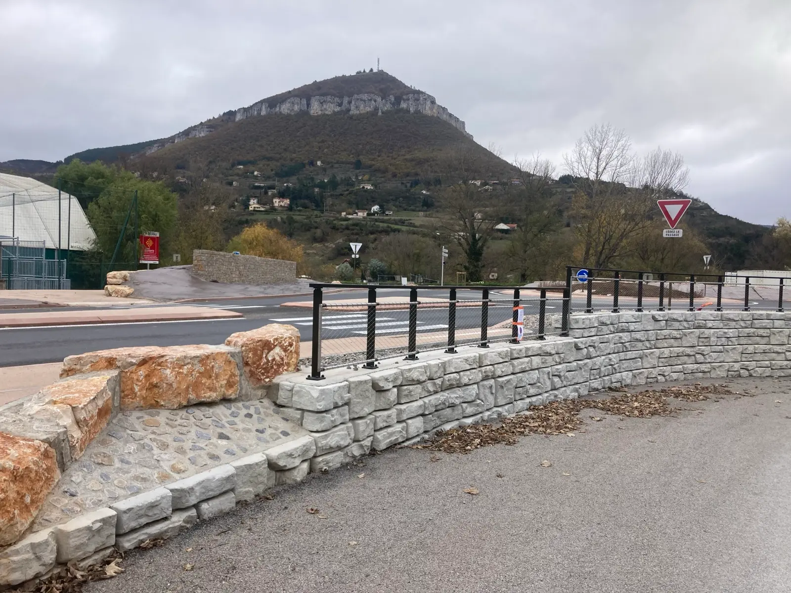 Chantier fini en bordure de route avec garde-corps