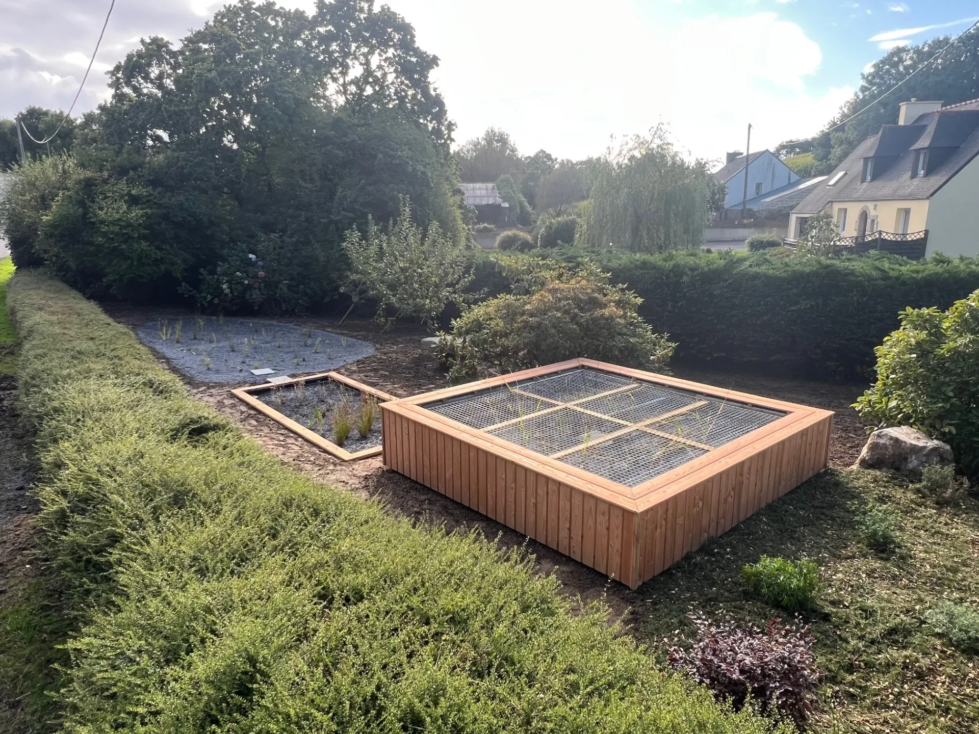Bassin filtrant avec finition bois lattes verticales et bassin annexe, jardin résidentiel