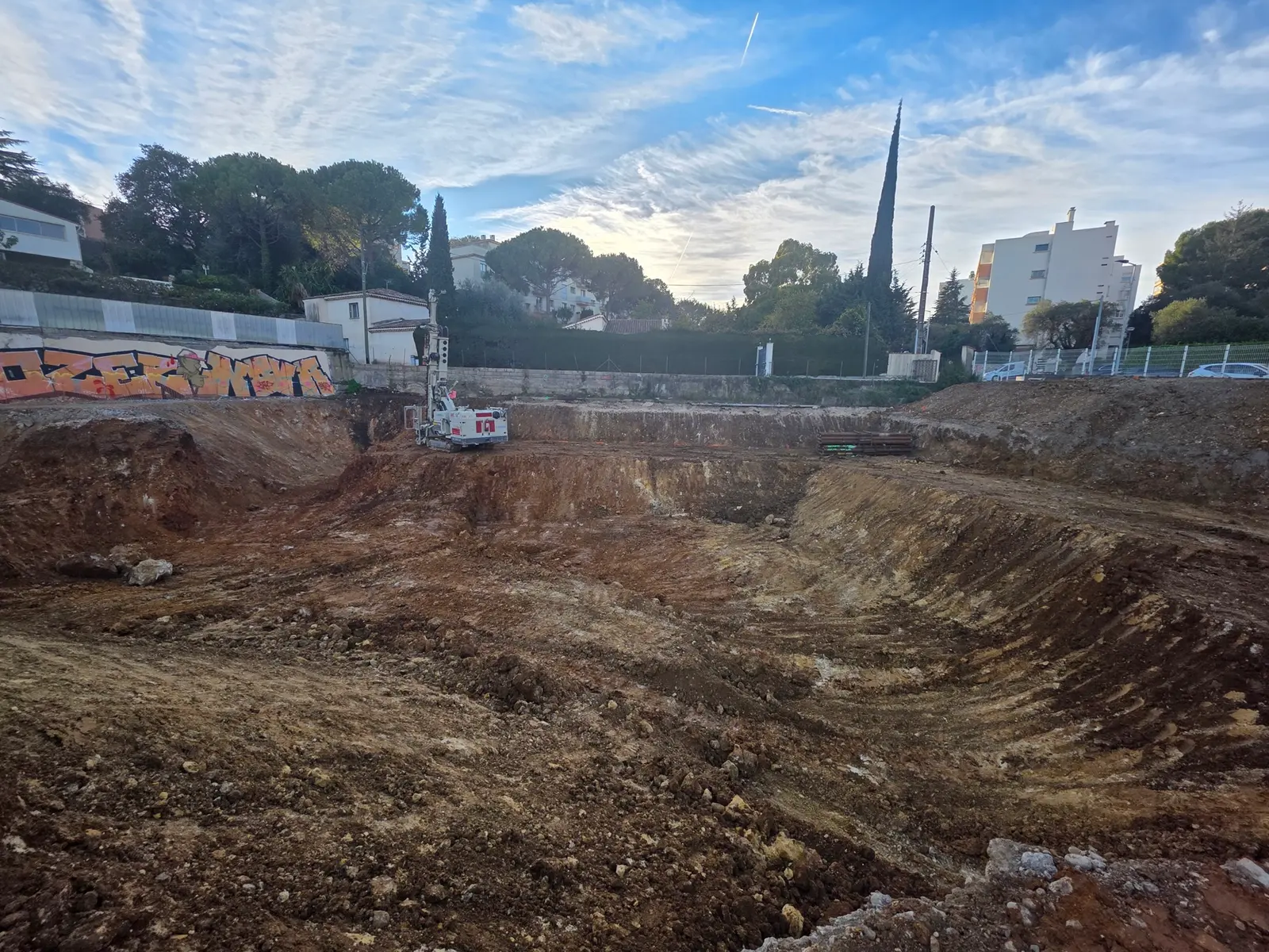 Vue du chantier en terrassement pleine masse à Antibes