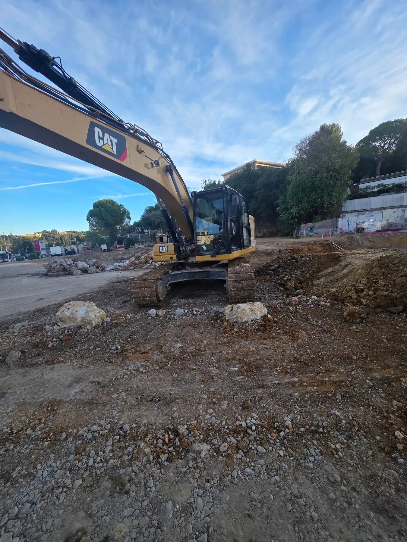 Vue d'ensemble du chantier de terrassement à Antibes